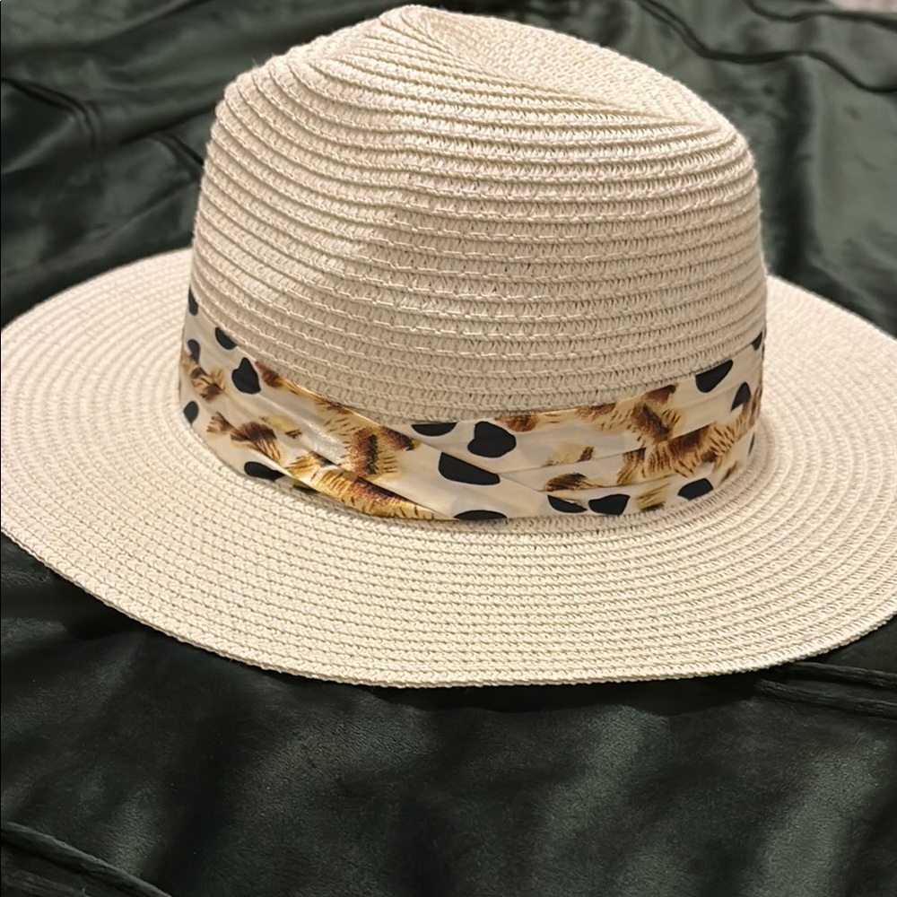 Stylish Cream Sun Hat with Animal Print Band